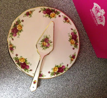  Royal Albert Old Country Roses Cake Plate &amp; Server טען תמונה לגלריה
